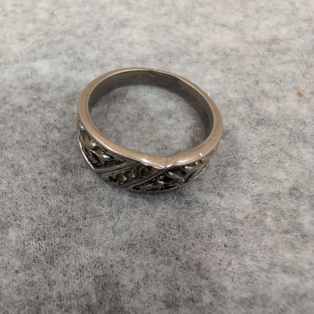 Vintage Silver Tone Floral Embossed Band Ring with Inset Accents - Picture 2 of 4